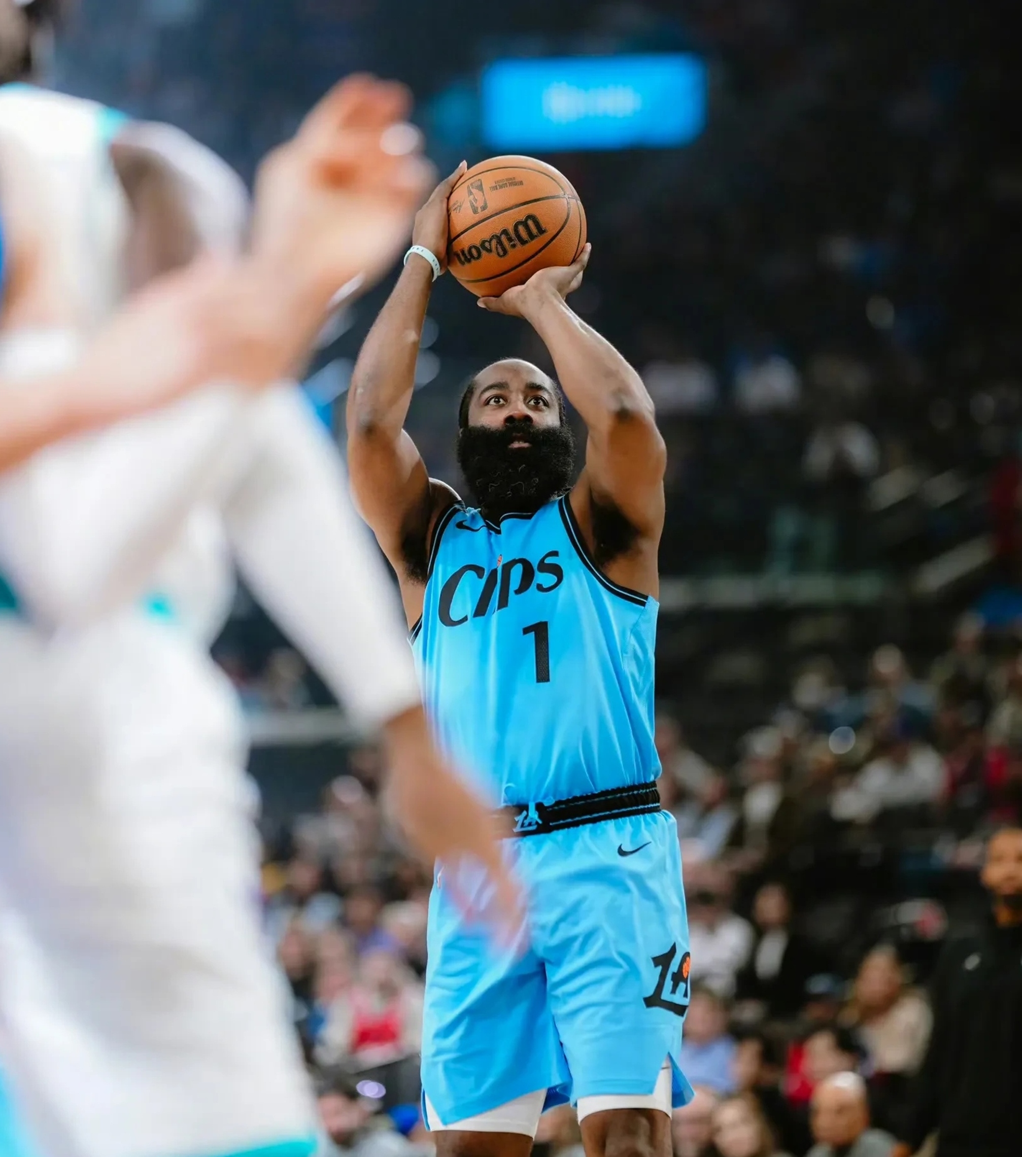 九游-哈登回归赛场，连败首场状态亮眼，快船观众沸腾！的简单介绍