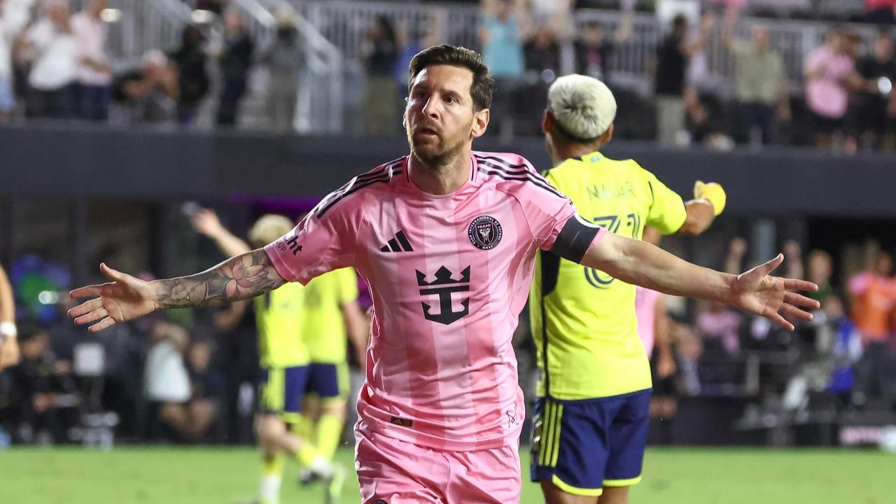 就有娱乐-梅西回归赛场，突破纪录首场状态亮眼，中国队观众沸腾！的简单介绍