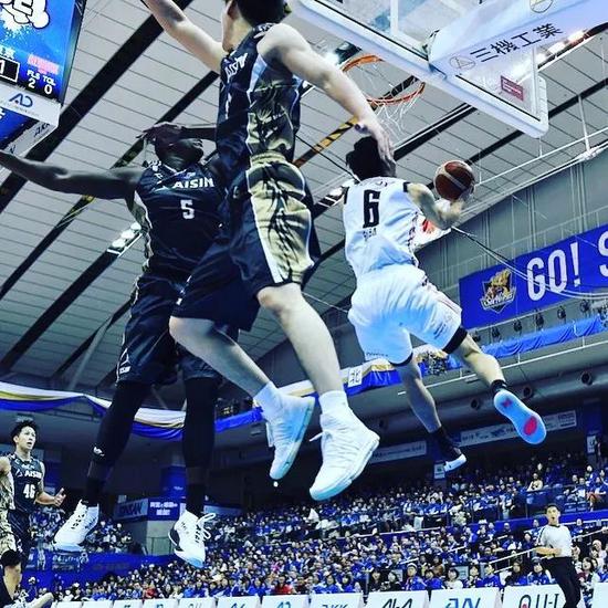 就有娱乐- 詹姆斯在日本队比赛中败北,连败引发热议的是谁 